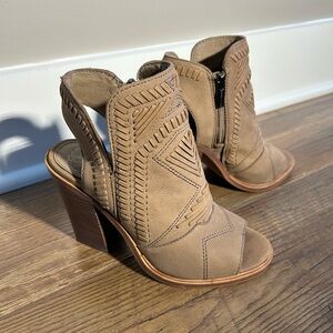 Vince Camuto Karinta Ankle Block Heel Bootie Tan size 5 US
